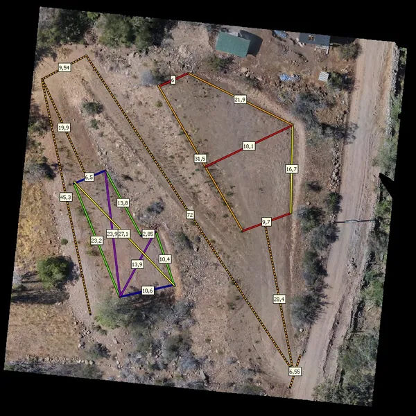 Terreno con mediciones de lados y perímetro